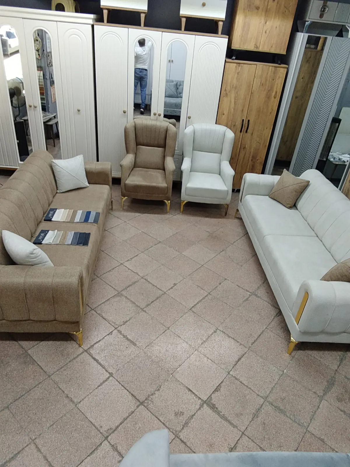 Mağazada koltuklar ve gardırop modelleri