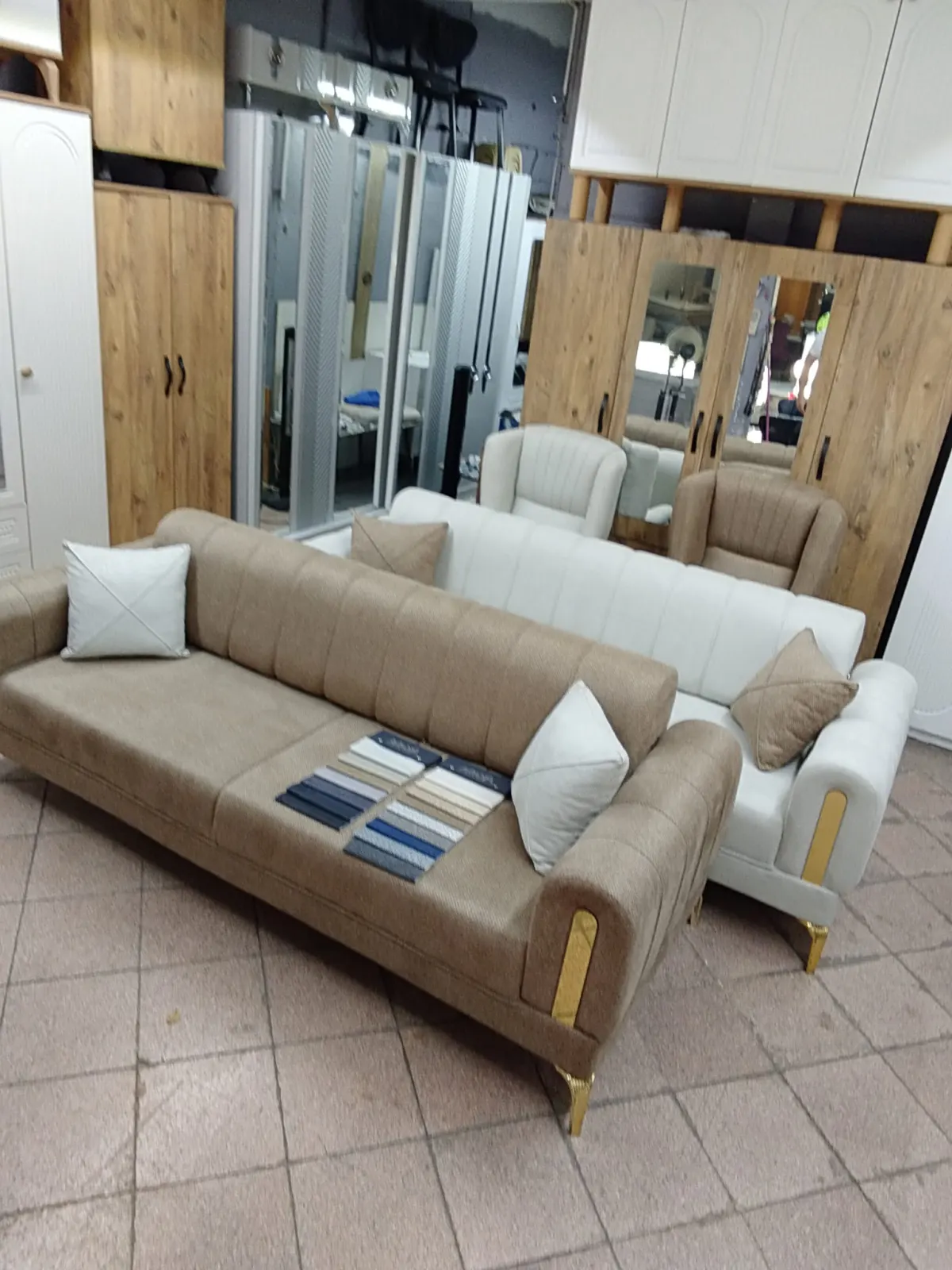 Bursa Star Spot Ticaret mağazasında farklı renklerde oturma grupları